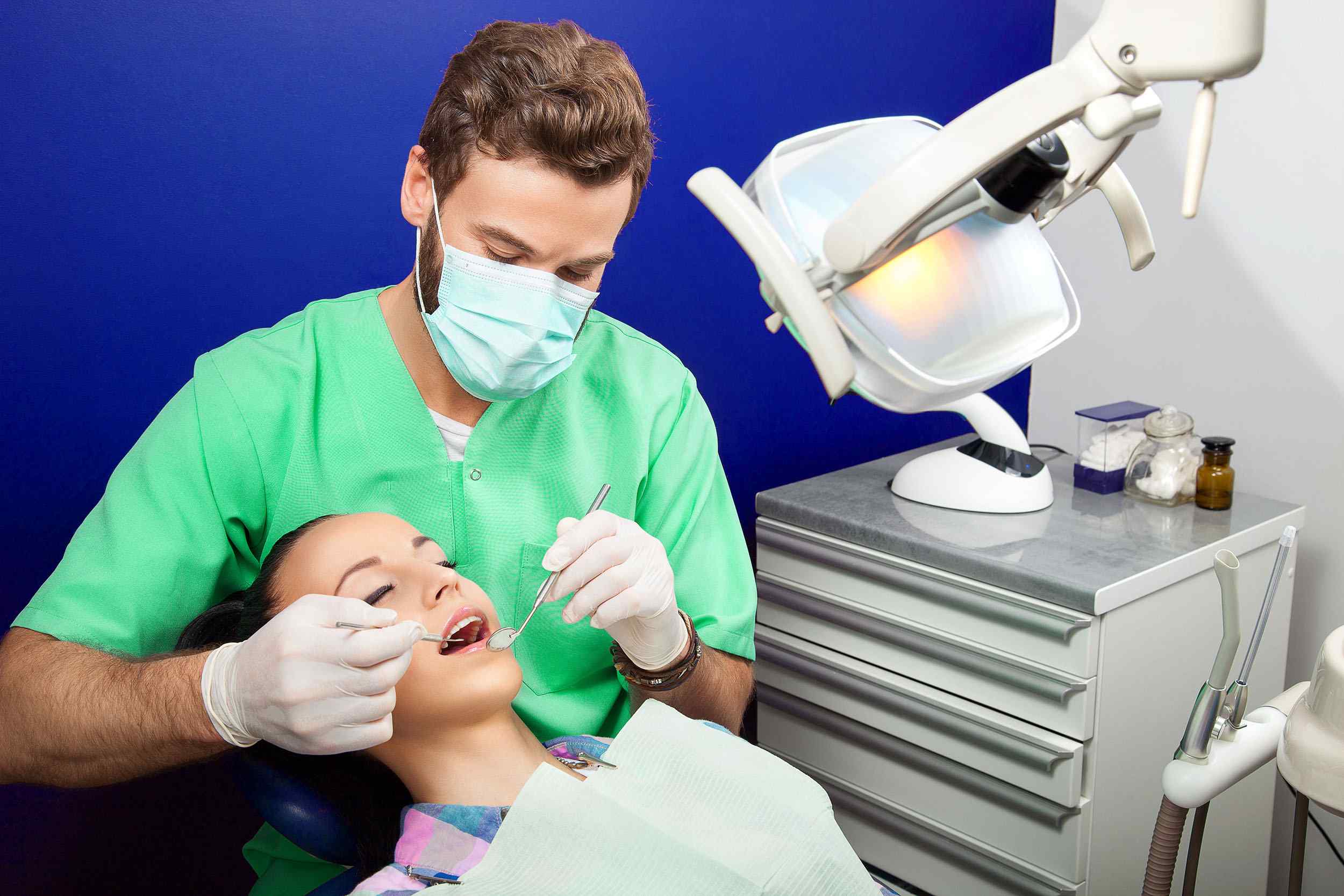 https://krishdentalcare.com/wp-content/uploads/2020/02/img-doctor.jpg